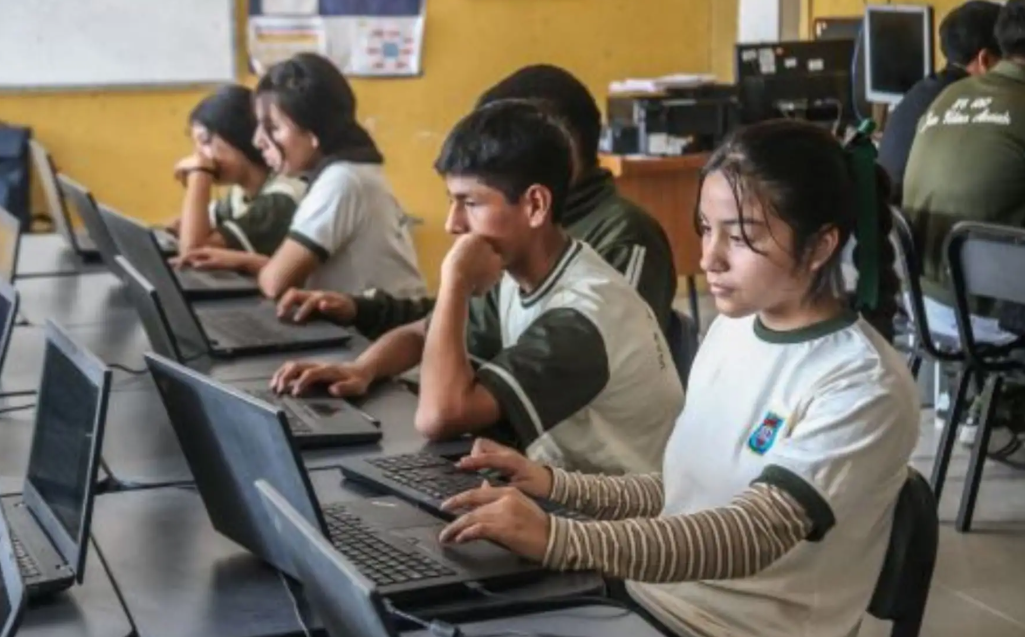 Ano escolar 2026 se advierten riesgos del uso de chatbots de IA en los estudiantes